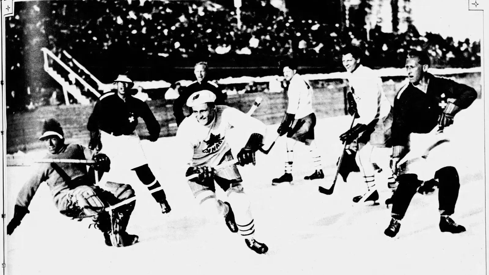 Photographie ancienne en noir et blanc d'un match de hockey entre le Canada et la Suisse, un joueur canadien en pleine course